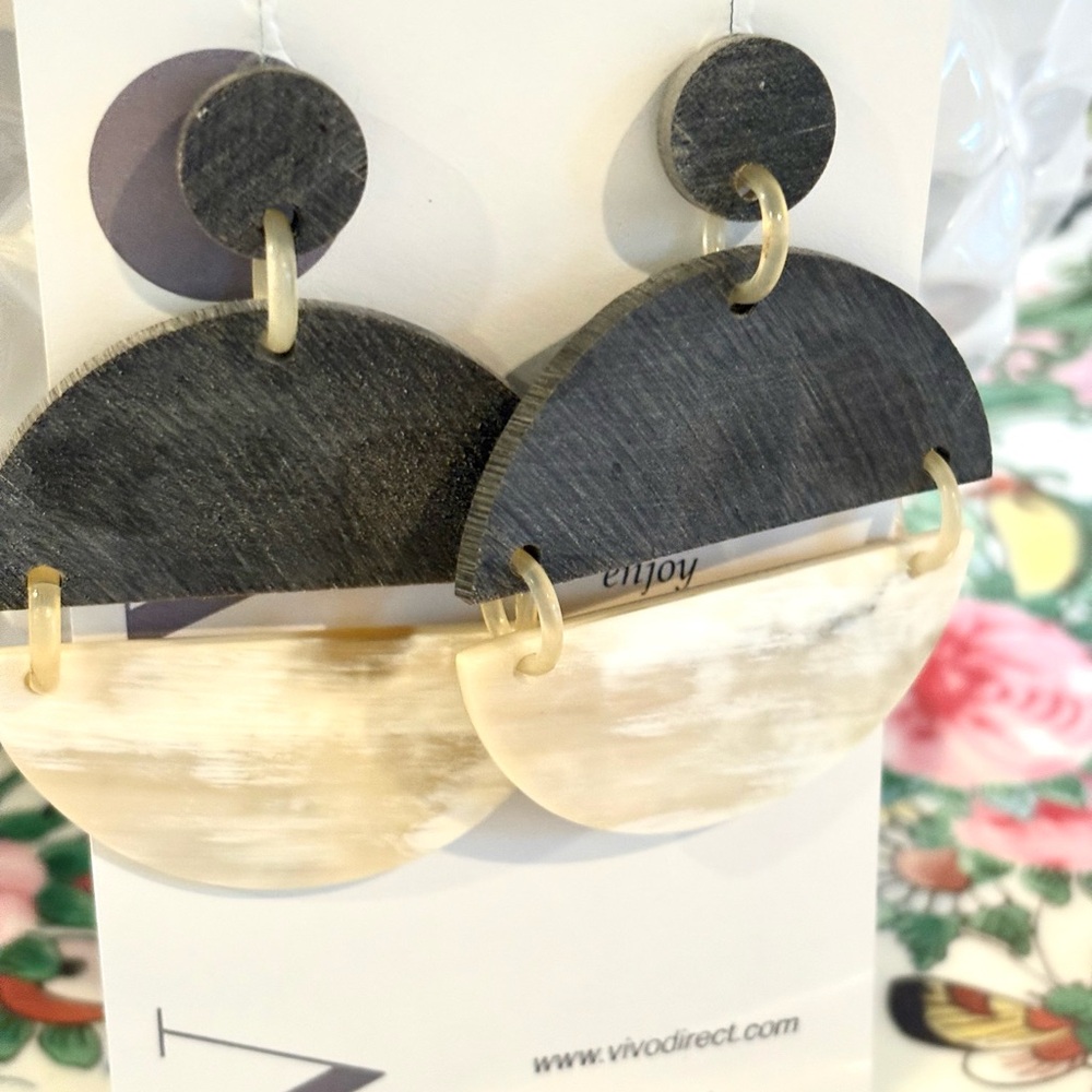 Vivo Black and Cream Earrings